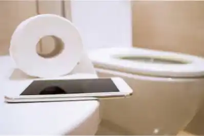 Consecuencias inesperadas: usar el celular en el baño aumenta el riesgo de hemorroides casi un 50%