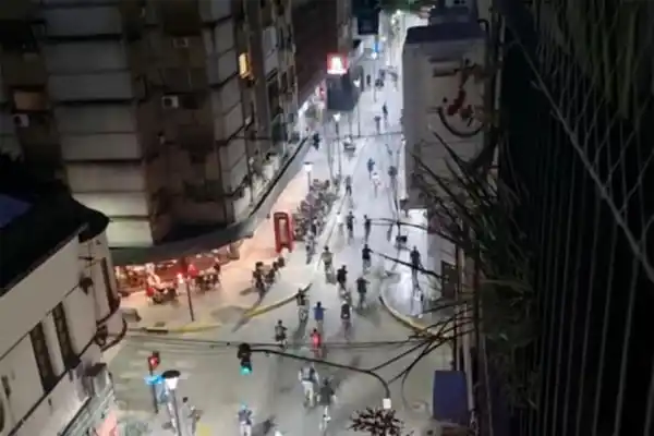 Vecinos alertaron que un grupo de ciclistas adolescentes alteran las calles del microcentro