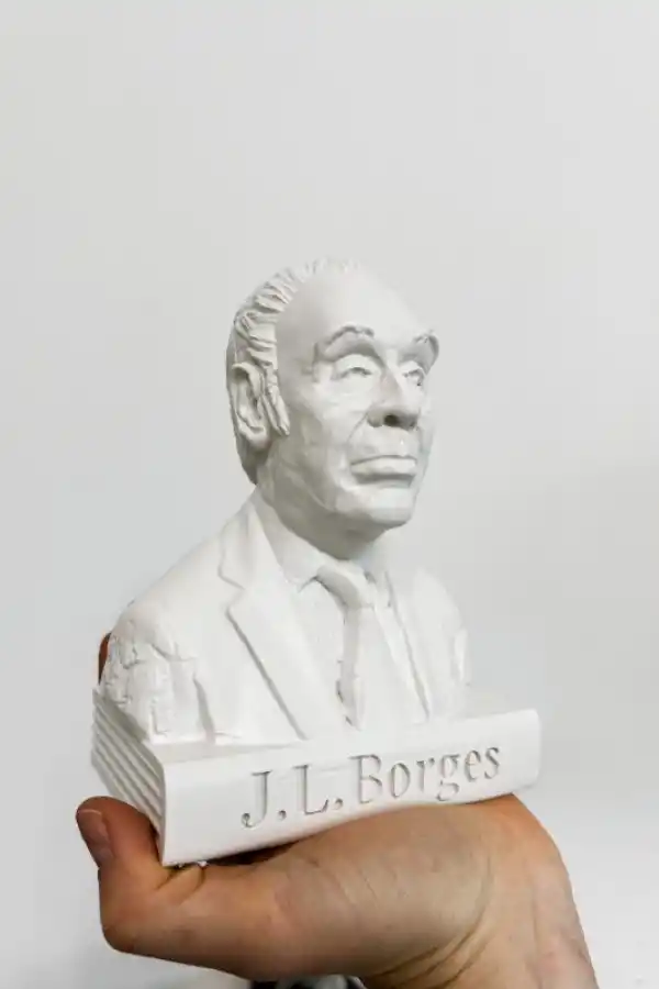 LA ICONOGRAFÍA POP SIEMPRE PRESENTE. “Borges circula en la cultura popular como una figura inevitable, incluso para quienes no lo leyeron en profundidad”.