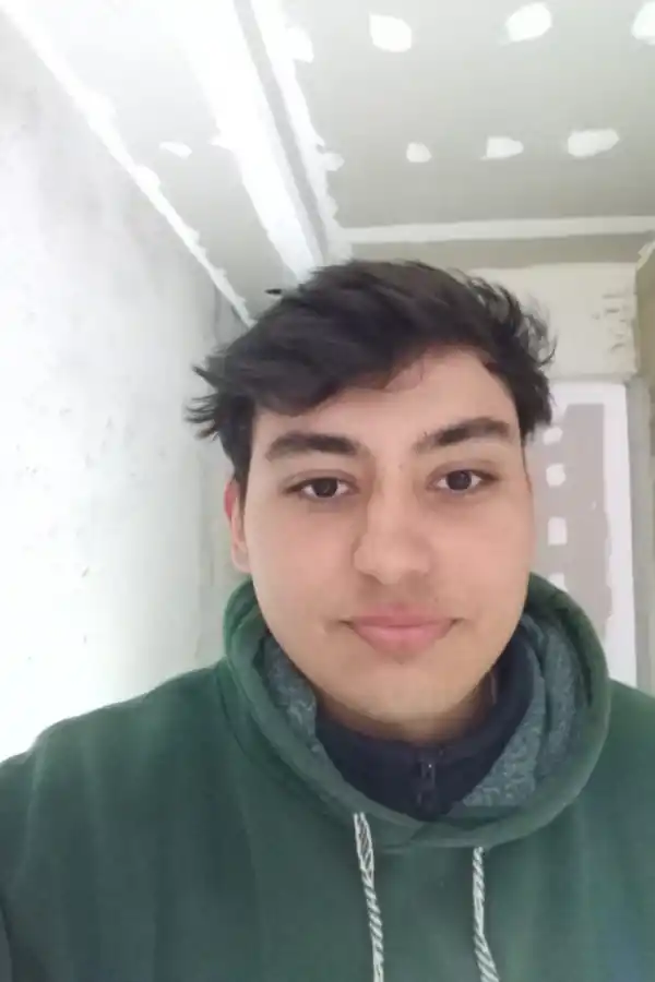 EN LA OBRA. Entre ladrillos, planos y pocas horas de sueño, Esteban Díaz refleja la rutina de muchos que estudian y trabajan a la vez. / CORTESÍA ESTEBAN DIAZ