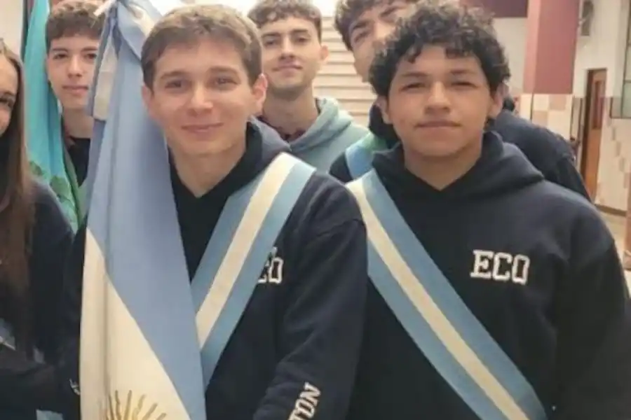 ABANDERADO. Gastón con sus compañeros del Instituto Santa Faz de Lanús, donde cursa el último año de la secundaria. / GASTÓN DIAZ