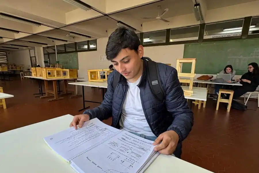 EN LA FACU. La rutina de Esteban Díaz alterna albañilería, traslados, clases y estudio hasta la madrugada. / LA GACETA, VICTORIA REINOSO