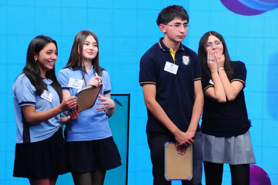REACCIONES. Bahiana Galaraza, María Lucía Córdoba (secundaria Yonopongo de Monteros), Jeremías Prado y Serena Suárez (Instituto Vocacional San José), reaccionan ante las preguntas de los conductores. LA GACETA / FOTO DE DIEGO ARÁOZ