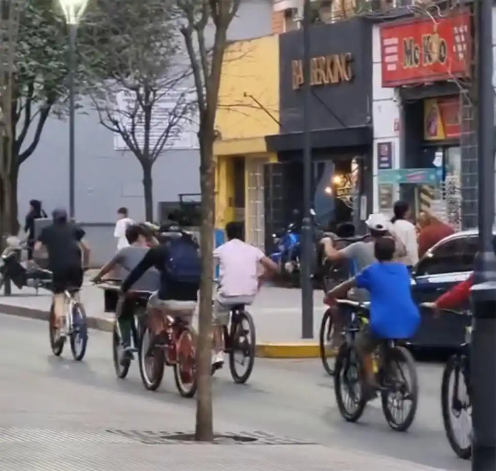 RUTA. El grupo circula desde la plaza Independencia hacia la Urquiza.