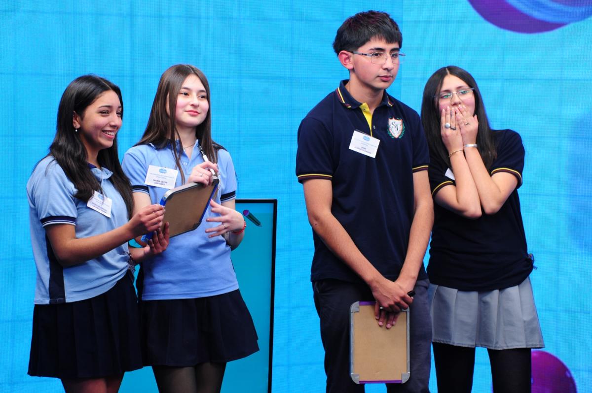 REACCIONES. Bahiana Galaraza, María Lucía Córdoba (secundaria Yonopongo de Monteros), Jeremías Prado y Serena Suárez (Instituto Vocacional San José), reaccionan ante las preguntas de los conductores. LA GACETA / FOTO DE DIEGO ARÁOZ