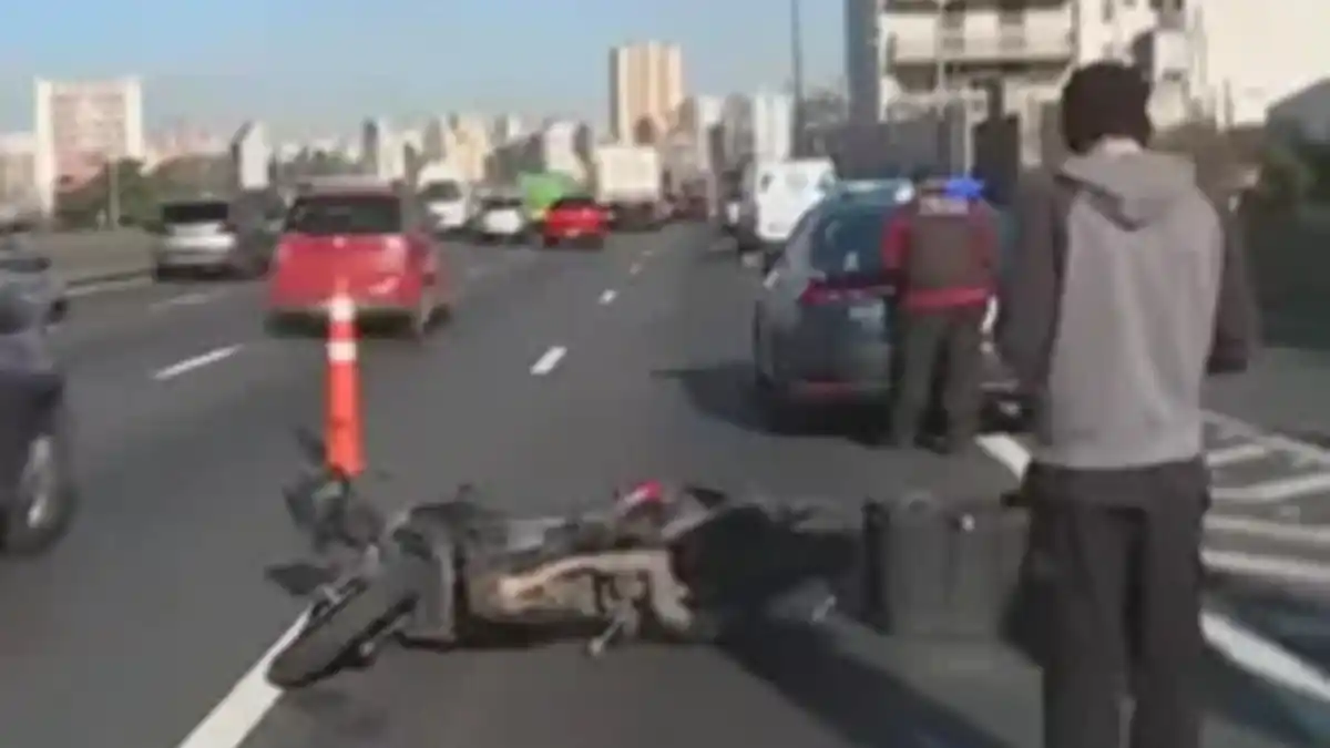 Tragedia en la Autopista La Plata Buenos Aires: quién era y qué se sabe del motociclista que murió tras chocar con un camión - Image 2