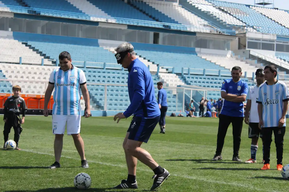 El equipo de fútbol para ciegos del Decano compartió una jornada especial en el Monumental José Fierro