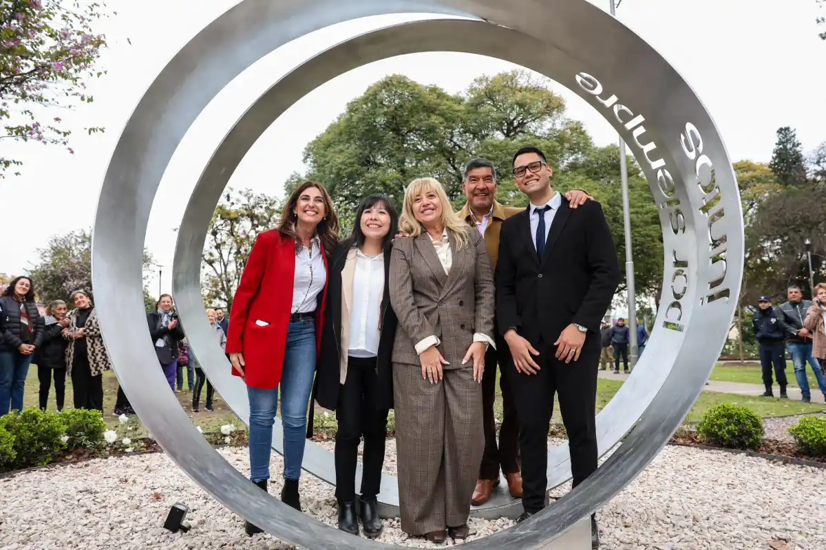 Con un Punto Selfie para parejas, la plaza 1º de Mayo de Villa Luján estrena su rincón del amor