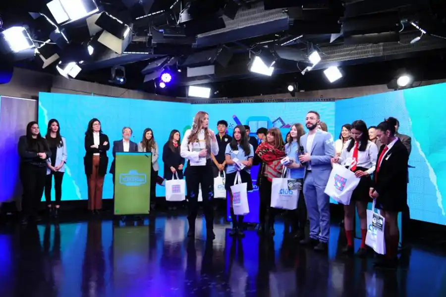 EL RECONOCIMIENTO. Sobre el final, la ministra Susana Montaldo se acercó a felicitar a las ganadoras.