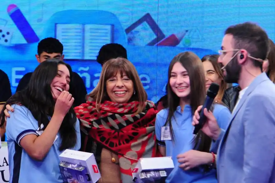 GANADORAS. Montaldo junto a las alumnas de Yonopongo.