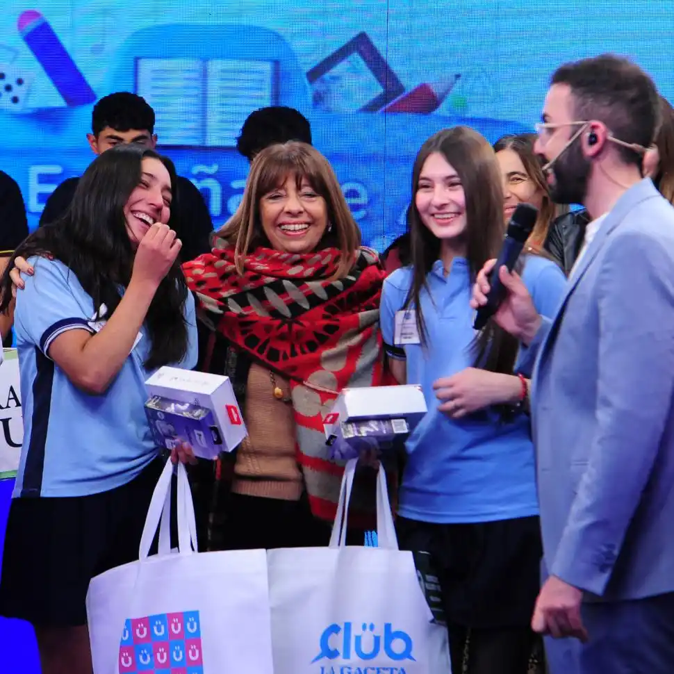 GANADORAS. Montaldo junto a las alumnas de Yonopongo.