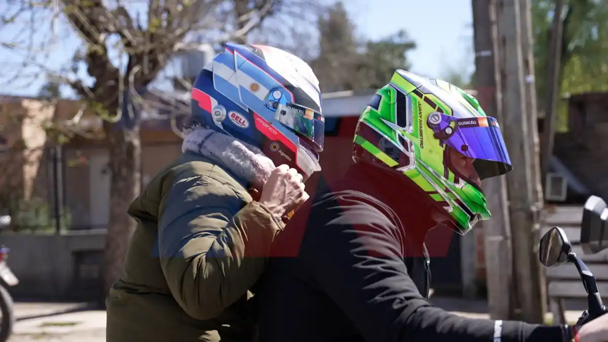 La mamá de Franco Colapinto fue a votar en moto y deslumbró con un casco muy especial