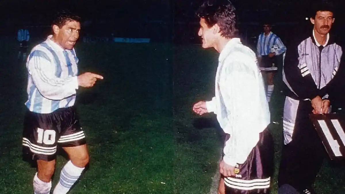 REFERENTE. Diego le da indicaciones a un sonriente Ariel Ortega antes de jugar.