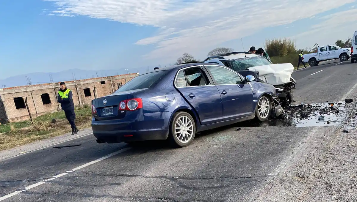 EN ROMERA POZO. Los dos vehículos siniestrados quedaron en medio de la calzada, sobre la Ruta 9.