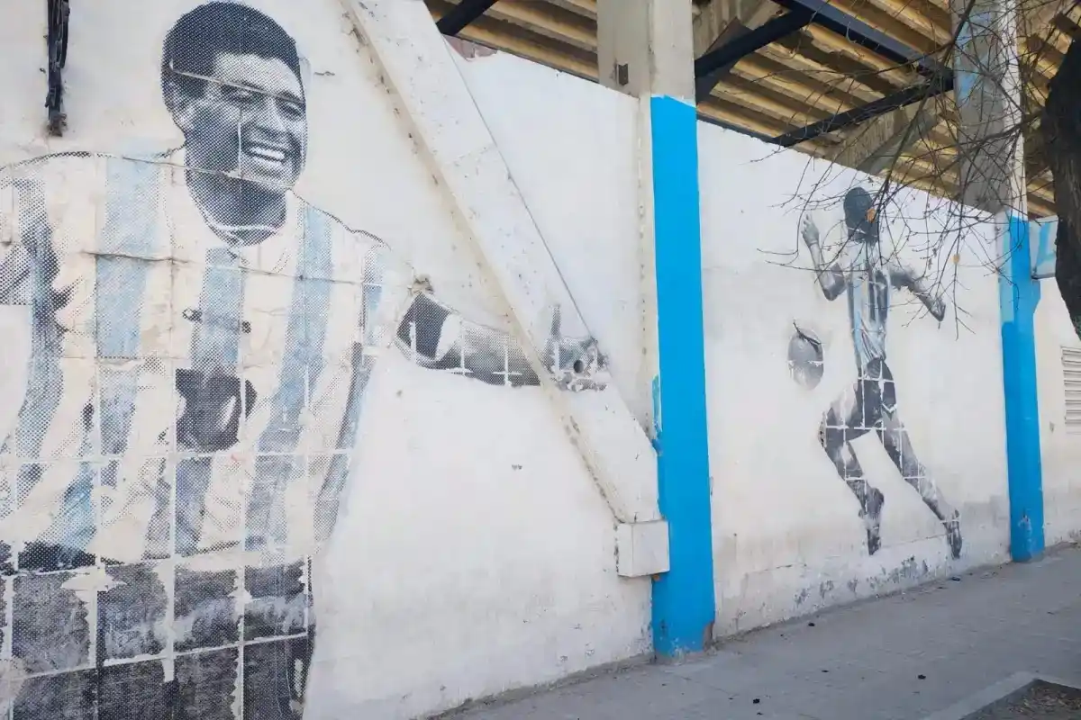 ICONO. La fachada del “Gigante del Norte” de Salta muestra murales de Maradona: su gol de penal en 1994 y la clásica imagen del 86 con la pelota en sus pies.