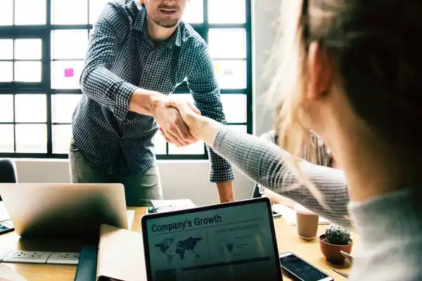 Búsqueda laboral y redes sociales: cómo postear para sumar puntos ante tu futuro empleador