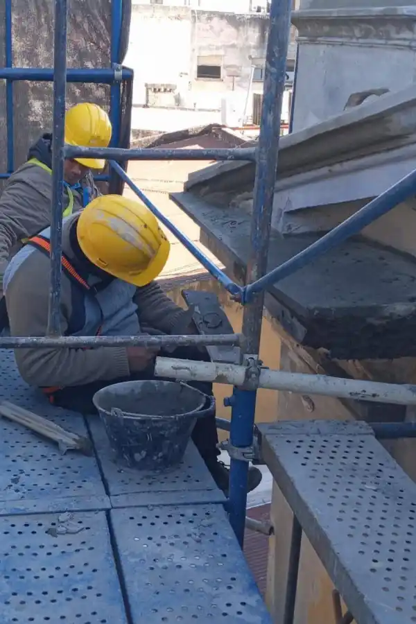 EN EL ANDAMIO. Trabajaron sobre unos 1.000 metros cuadrados.