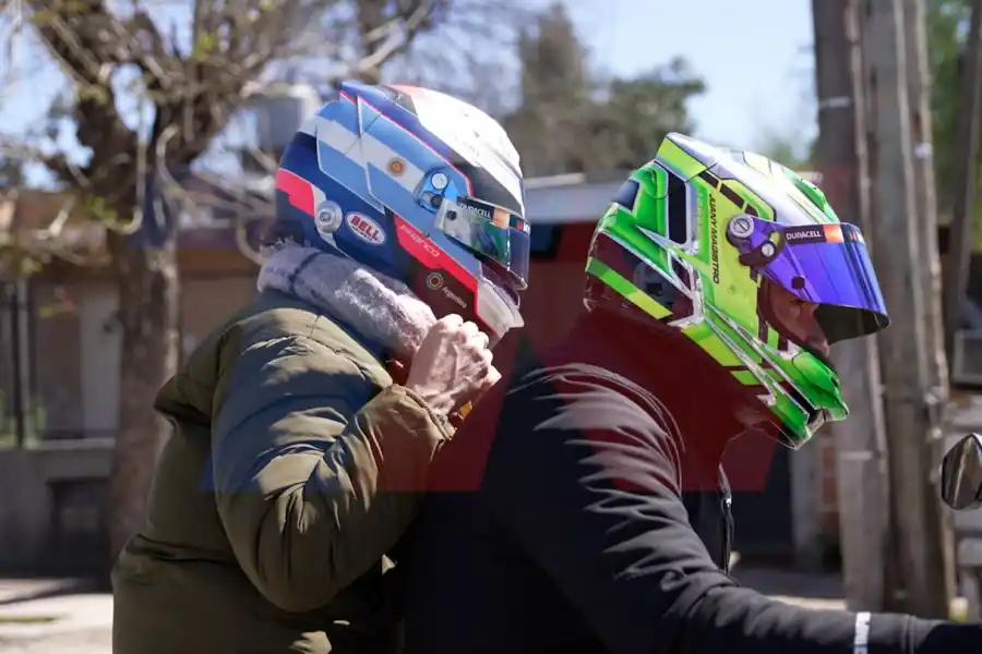 La mamá de Franco Colapinto fue a votar en moto y deslumbró con un casco muy especial