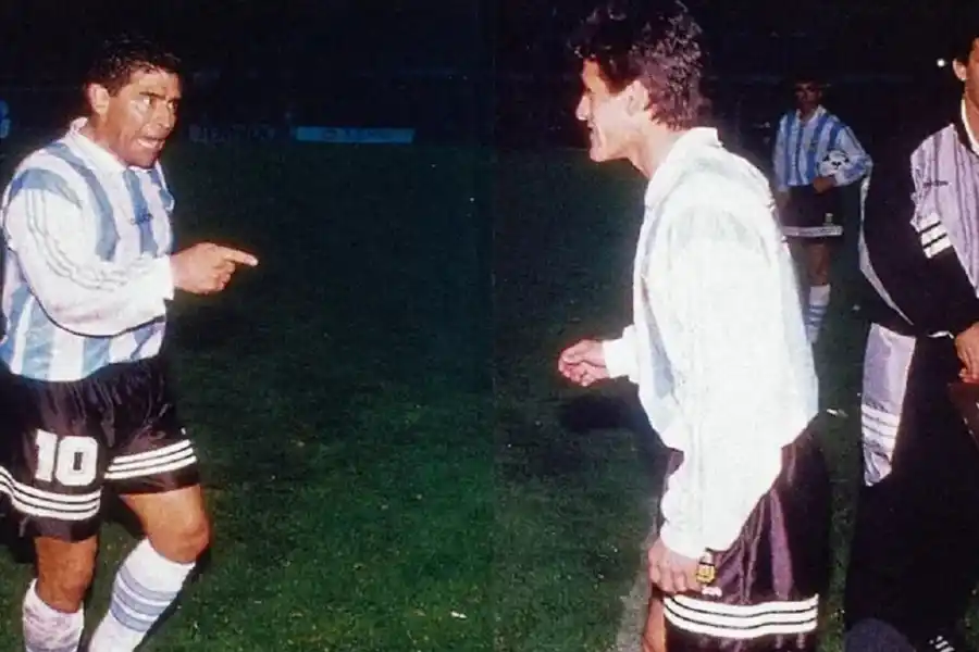 REFERENTE. Diego le da indicaciones a un sonriente Ariel Ortega antes de jugar.