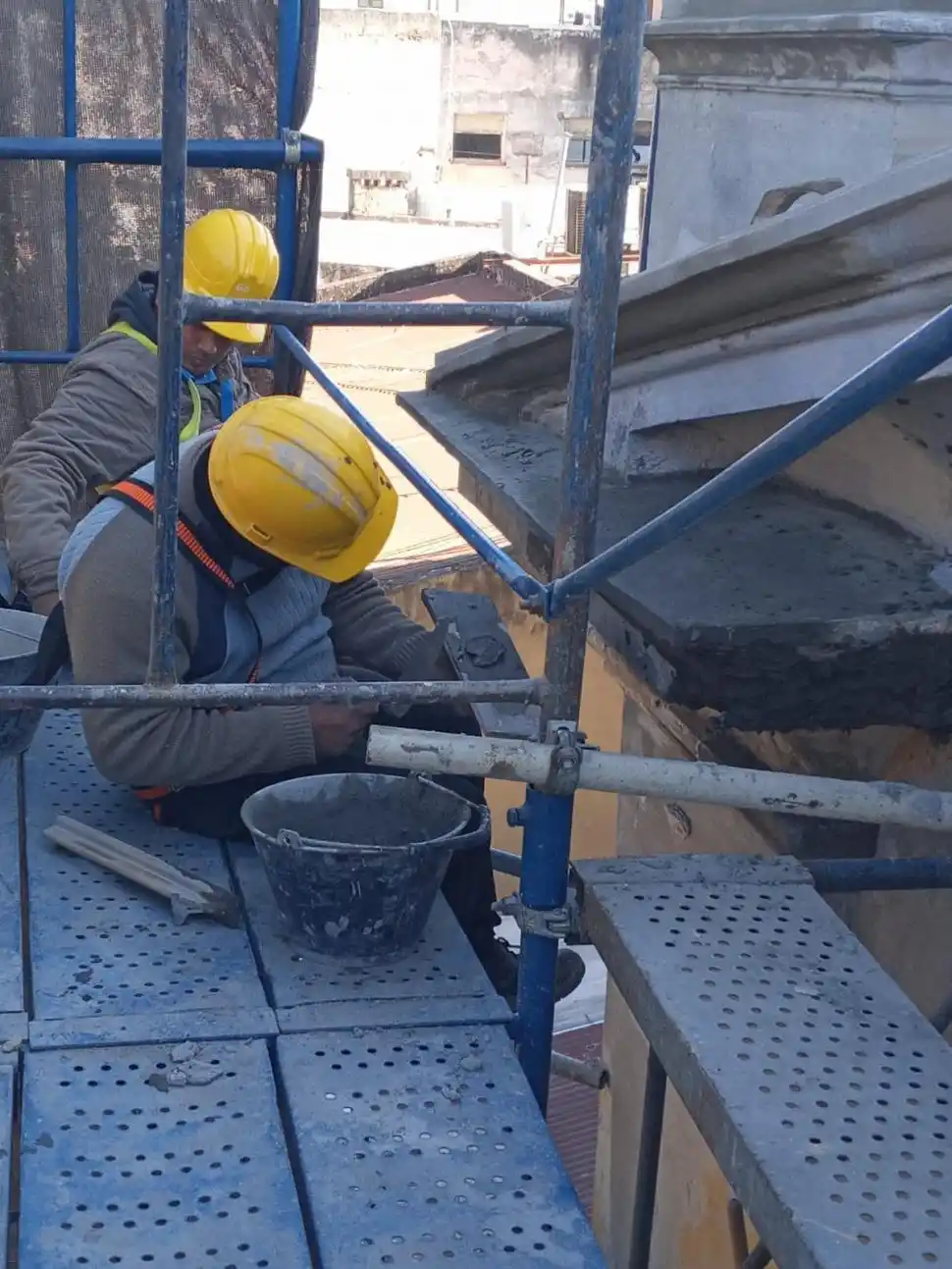 EN EL ANDAMIO. Trabajaron sobre unos 1.000 metros cuadrados.