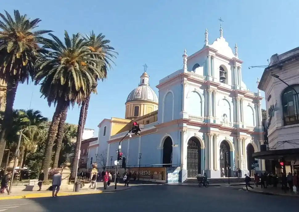 EN ARMONÍA. La restauración del frente de la iglesia se había inaugurado el año pasado; ahora toda la fachada luce integrada por el color original.