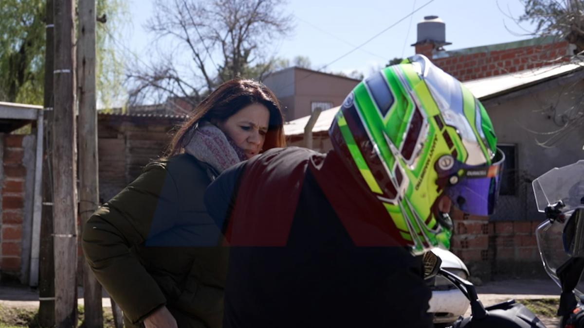 La mamá de Franco Colapinto fue a votar en moto y deslumbró con un casco muy especial