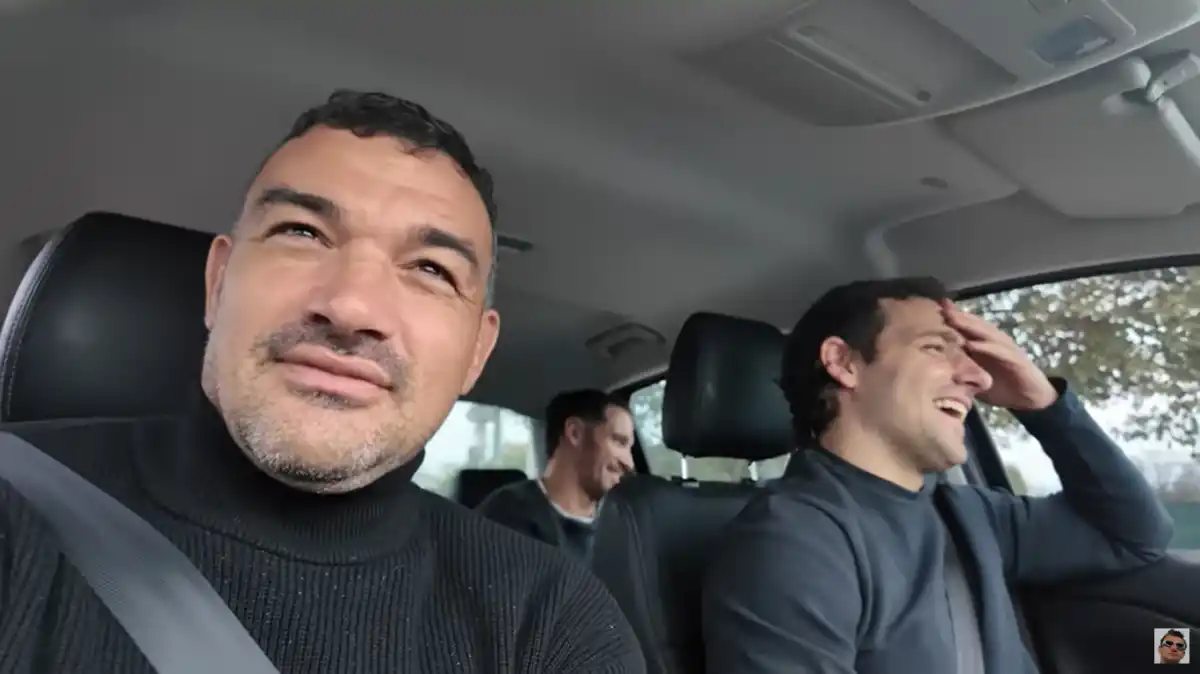 SONRISAS. Creevy y Orlando dialogaron mientras iban en un auto. Los Pumas dijeron  presente en el casamiento de Tostao.