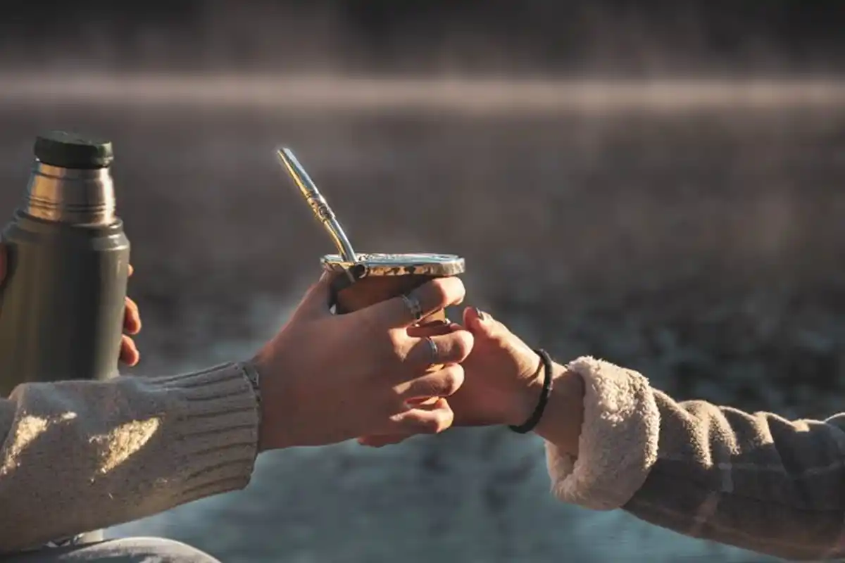 INFUSIÓN CLÁSICA. En Argentina, el mate no es solo una bebida, es un ritual que acompaña la vida cotidiana y que, con el tiempo, se transforma junto a quienes lo consumen. / PEXELS