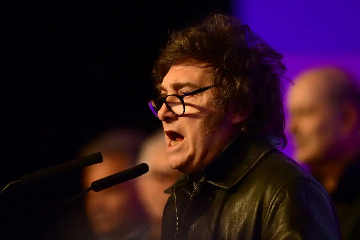 MAL MOMENTO. Milei buscar salir ileso de la turbulencia que atraviesa el gobierno en las últimas semanas. AFP