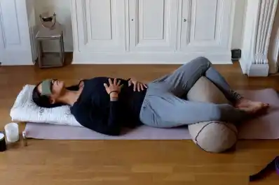 ¿Qué es el yoga restaurativo y por qué una experta recomienda practicarlo cuando hay estrés?