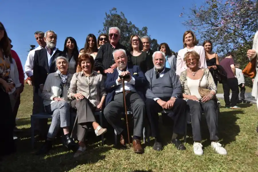 LOS ORGANIZADORES. Los nietos de Nilamón y Candelaria, reunidos.