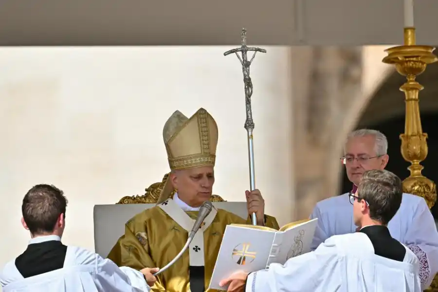 LECTURA. El papa León XIV lee su homilía ayer por la mañana. Allí declaró a Acutis oficialmente “santo”.