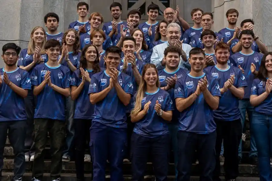 ESTUDIANTES. Equipo FIUBA Team en la Facultad de Ingeniería de la UBA.