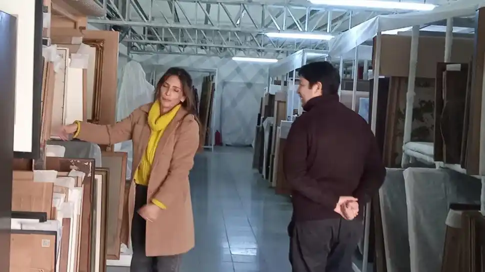 EN EXPOSICIÓN, Funcionarios del museo exhiben pinturas. grabados y esculturas en 9 de Julio 44.