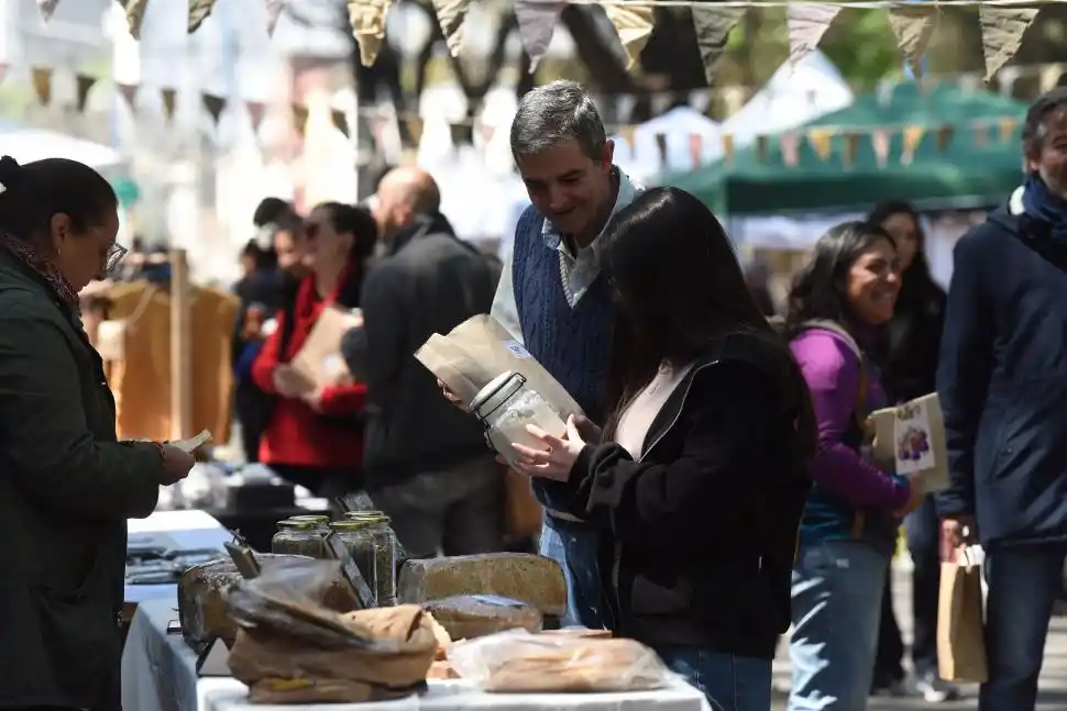 PARA LLEVAR. Un padre y su hija averiguan el precio de un producto.