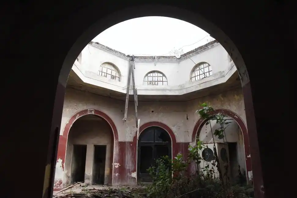 EL TECHO DEL HALL SE VINO ABAJO. Es una muestra del grado de desprotección que sufrió el inmueble. 