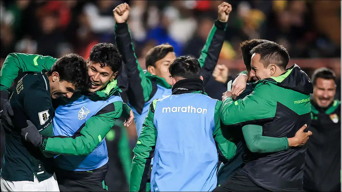LA VERDE CELEBRA. Los jugadores de Bolivia desatan la euforia tras vencer a Brasil en El Alto y asegurar su lugar en el Repechaje al Mundial 2026.