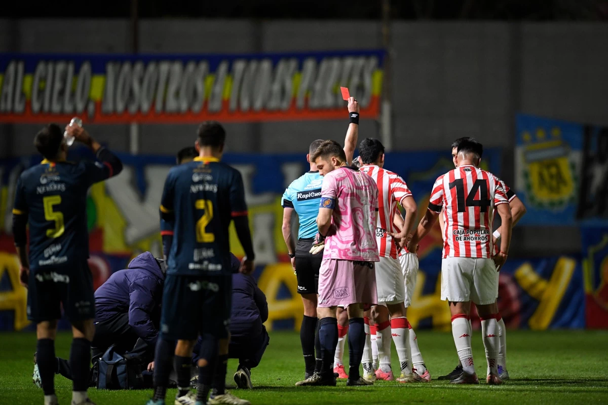 DE MAL EN PEOR. Aníbal Paz fue expulsado en la última fecha y no podrá ser de la partida contra Atlanta.