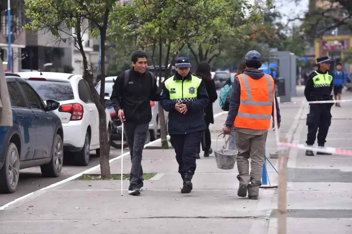 COLABORACIÓN. Muchas veces policías o vecinos ayudan a caminar por las calles a las personas ciegas. LA GACETA/ FOTO DE OSVALDO RIPOLL