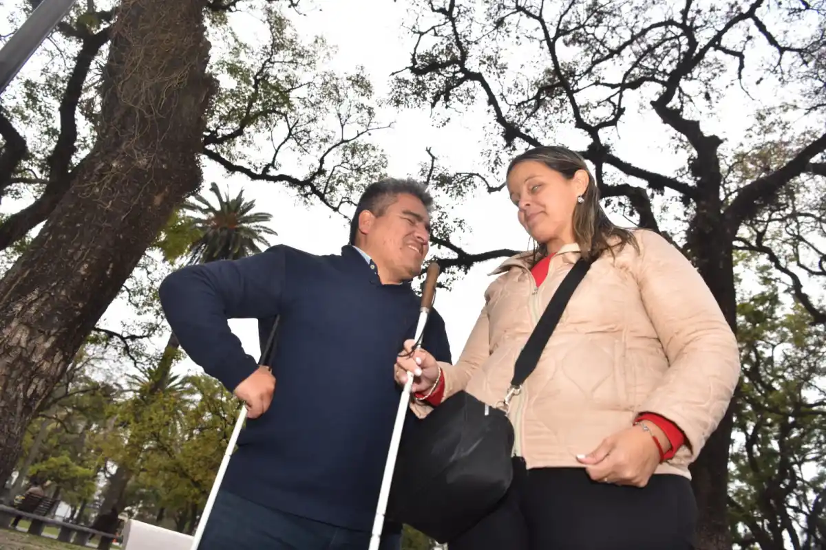 COMUNIDAD. Miguel y Fabiana son dos grandes amigos que aman la comunicación. LA GACETA/ FOTO DE OSVALDO RIPOLL