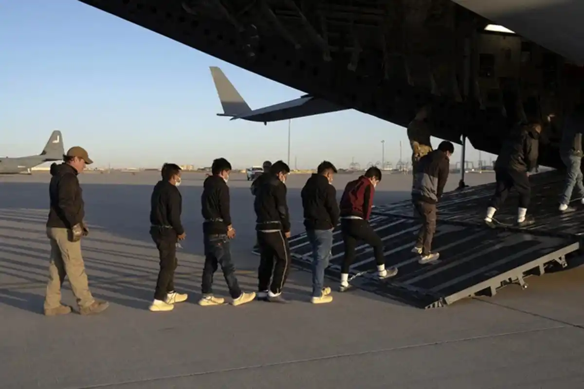 ESPOSADOS.  Así partió el primer avión con inmigrantes deportados con rumbo a Ciudad de Guatemala