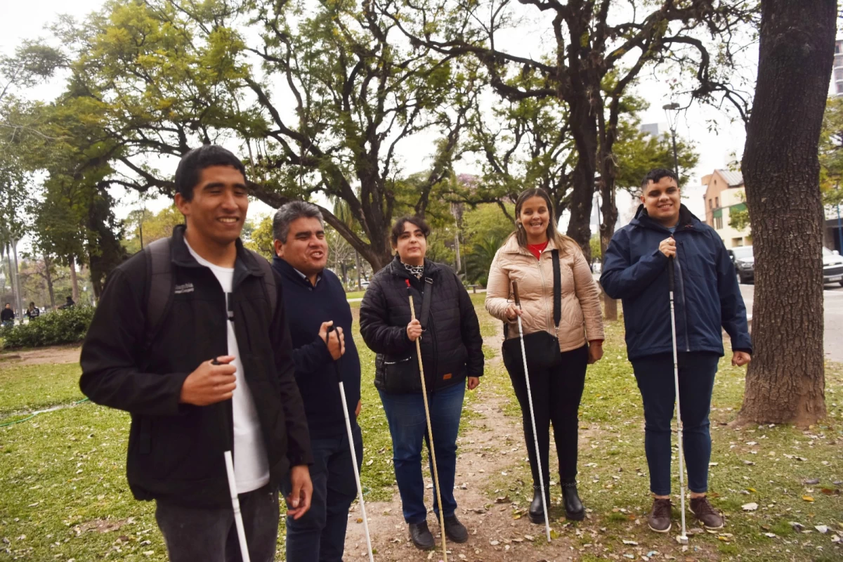 GRUPO. Cinco personas ciegas contaron qué significa para ellos la belleza. LA GACETA/ FOTO DE OSVALDO RIPOLL