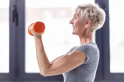 Ejercicio después de los 50: la máquina Pec Fly, aliada para ganar músculo y cuidar la salud