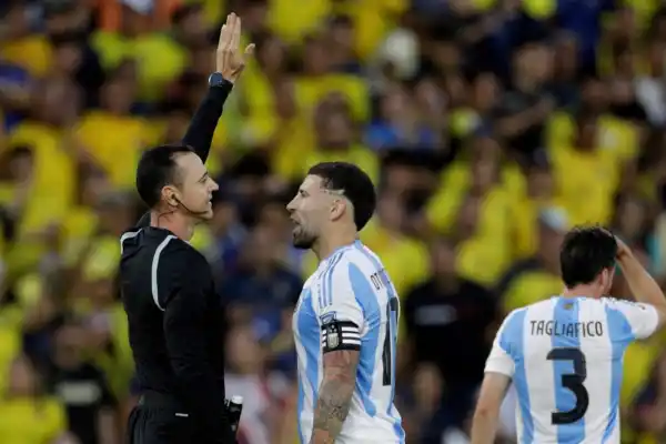 La roja a Nicolás Otamendi expuso los problemas de la Selección Argentina en la zona defensiva