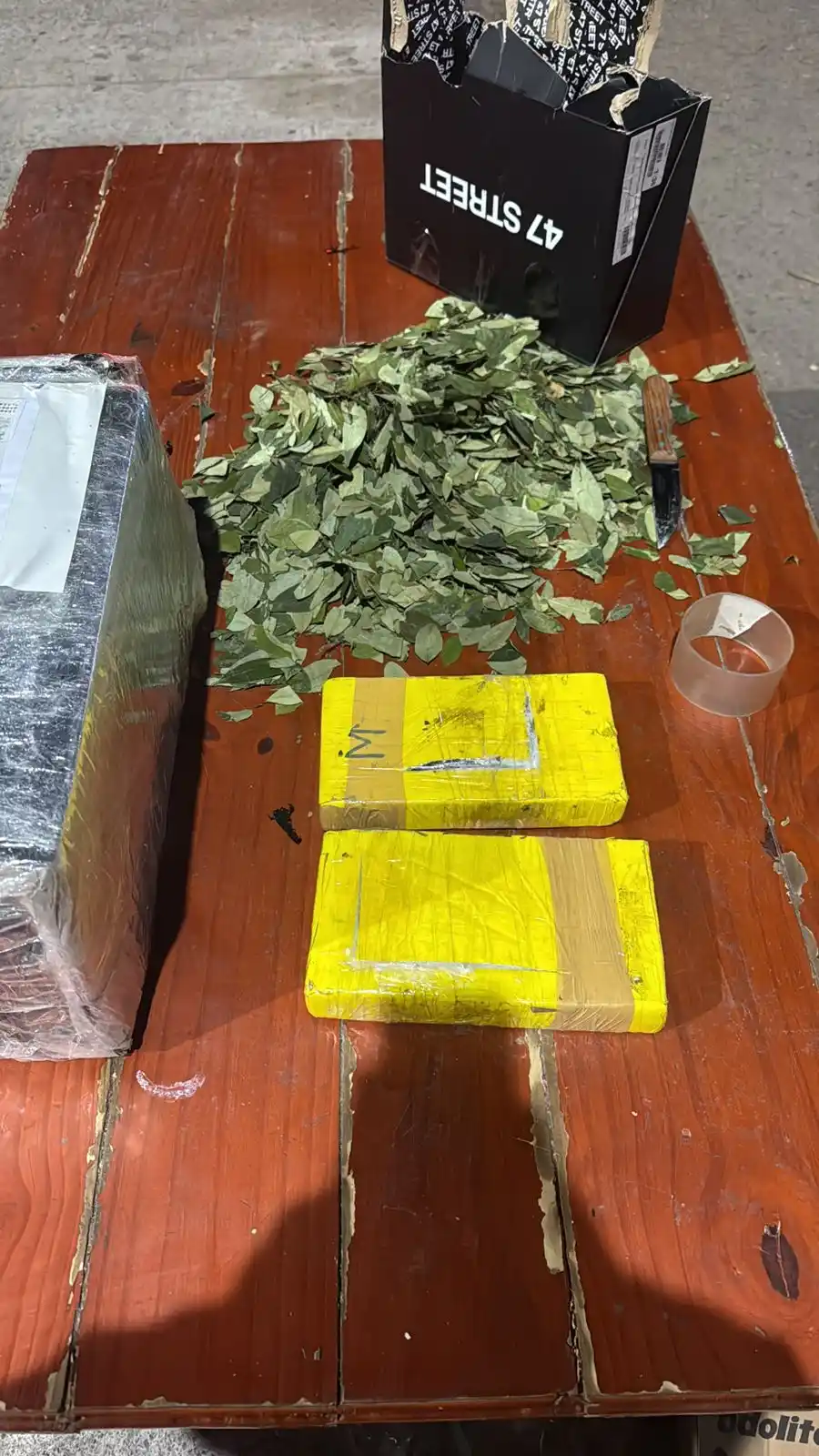 MEDIDA. Hallan dos kilos de cocaína ocultos entre hojas de coca