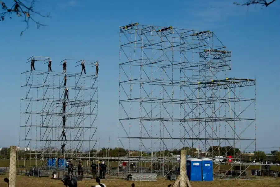 PREPARATIVOS. El escenario que albergará los artistas convocados al Norte Rock está montándose.
