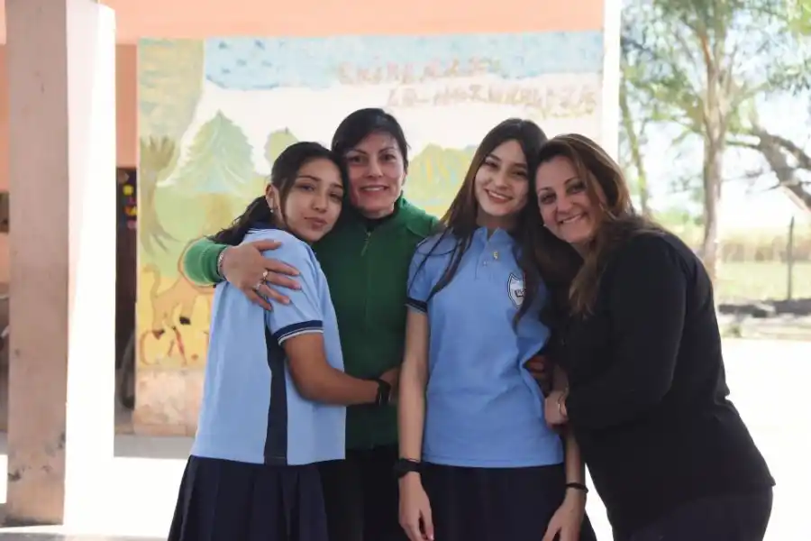 COMO HERMANAS. Las estudiantes entre los brazos de sus mamás.