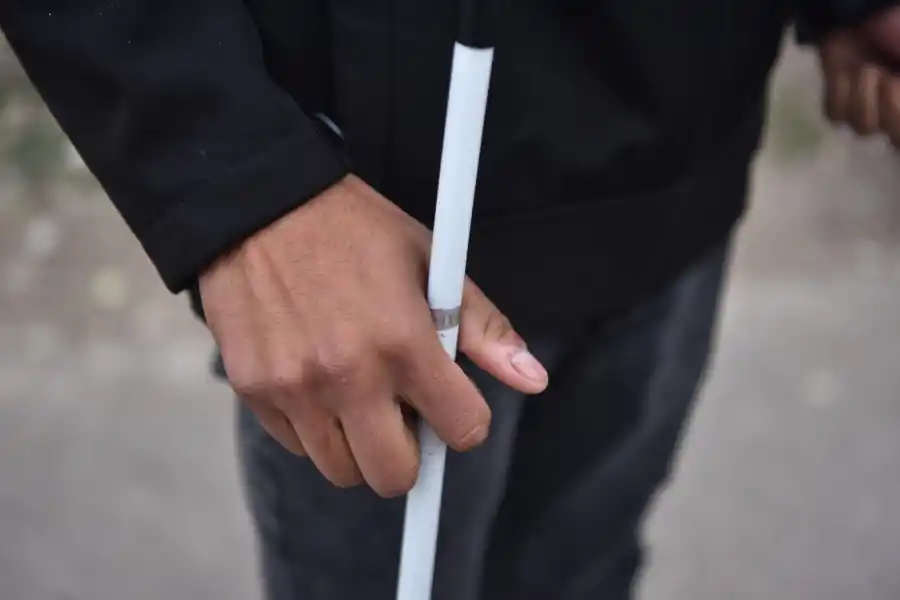 BASTÓN BLANCO. Existen diferentes tipos de bastones según cuan baja sea la visibilidad de quienes tengan esta discapacidad. LA GACETA/ FOTO DE OSVALDO RIPOLL