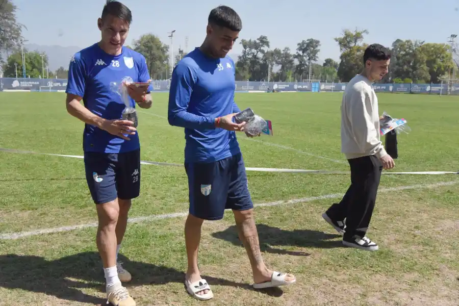 Brizuela y Auzqui, después de recibir la tarjeta del club LA GACETA.