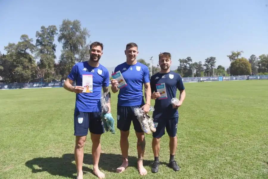 Fausto Grillo, Gianluca Ferrari y Martín Wainer, ayudante de Pusineri, recibieron el beneficio del club LA GACETA.